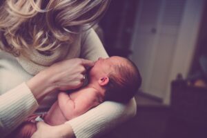 How to Manage Newborn Night Feedings Without Disrupting Sleep Too Much